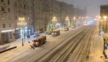 Городские службы ликвидируют последствия мощного снегопада в Москве Городские службы ликвидируют последствия мощного снегопада в Москве