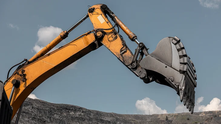 Экскаватор упал с прицепа грузовика на 77-м километре МКАД Экскаватор упал с прицепа грузовика на 77-м километре МКАД