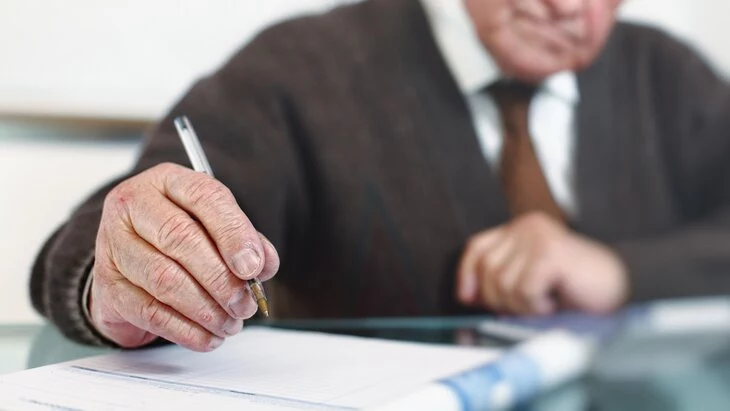 Мошенники заставили пожилого москвича продать квартиру, машину и отдать им 9,7 млн руб Мошенники заставили пожилого москвича продать квартиру, машину и отдать им 9,7 млн руб