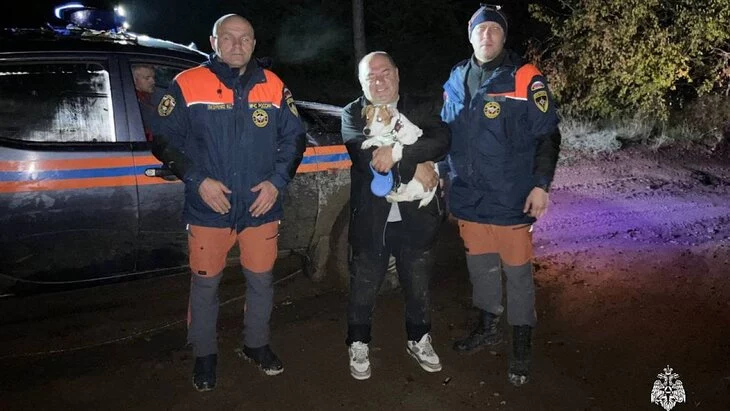 В горах Крыма спасли туриста с собакой В горах Крыма спасли туриста с собакой
