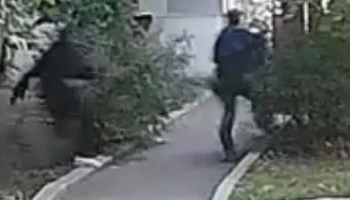 Мужчина избил прохожего, украл у него 10 тысяч рублей и телефон в центре Москвы