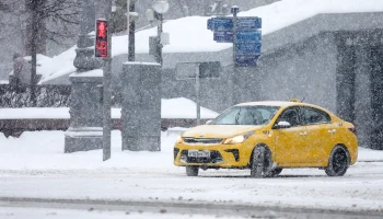 Цена поездки на такси выросла в Москве в три раза из-за снегопада