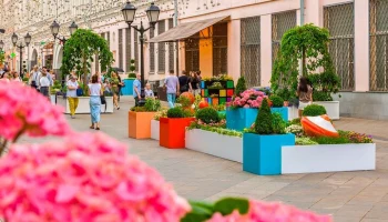 Предприниматели украсили площадки фестиваля "Сады и цветы" в Мещанском районе