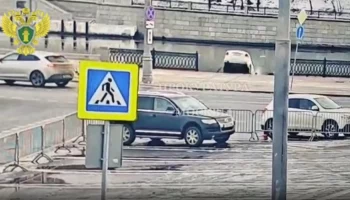 Появилось видео падения автомобиля в Москву-реку