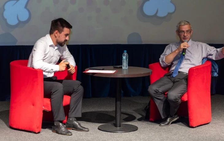 В Музее Победы школьники встретились с известным историком В Музее Победы школьники встретились с известным историком