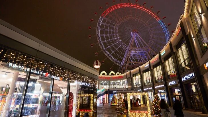 Колесо обозрения "Солнце Москвы" подсветят в цвета флага РФ 23 февраля Колесо обозрения "Солнце Москвы" подсветят в цвета флага РФ 23 февраля