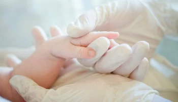 Брошенному в аэропорту Турции младенцу оформили российское гражданство