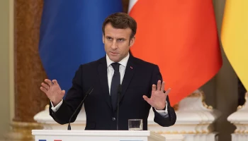 Французские протестующие фермеры попытались напасть на президента Макрона