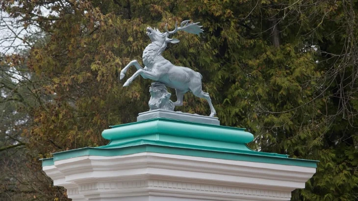 Скульптуры бегущих оленей снова украшают парадный въезд усадьбы Валуево Скульптуры бегущих оленей снова украшают парадный въезд усадьбы Валуево