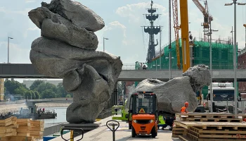 Скульптуру «Большая глина» начали разбирать на Болотной набережной