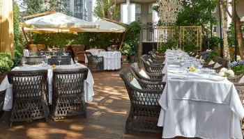 Московские рестораторы поделились идеями сезонного украшения входных групп