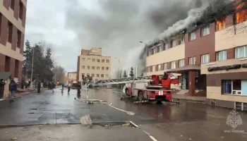 Крыша может обрушиться в горящем здании на Угрешской улице