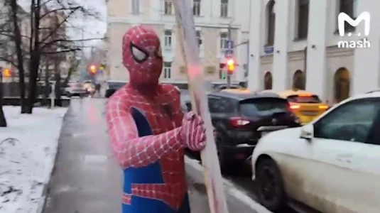 «Человек-паук» вышел из изолятора после акции у Верховного суда РФ «Человек-паук» вышел из изолятора после акции у Верховного суда РФ