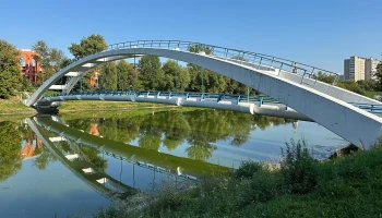 Парень и девушка прыгнули с моста в Черкизовский пруд в Москве Парень и девушка прыгнули с моста в Черкизовский пруд в Москве