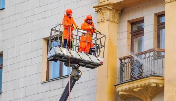 Работы по промывке фасадов зданий стартовали в Москве