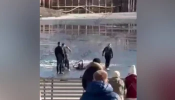 Две девочки провалились под лед в подмосковных Химках