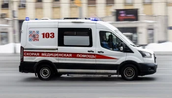 РЕН ТВ: Мужчина напал с ножом на жену и ребенка в подъезде дома на севере Москвы