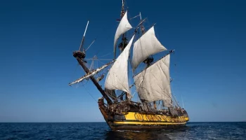 Mor Glaz: на "Штандарте", который не пустили в порт во Франции, кончается вода