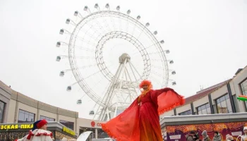 Колесо обозрения "Солнце Москвы" засияет желтым в честь Масленицы