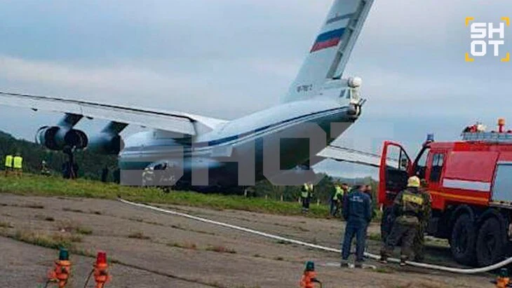 Самолет Ил-76 совершил аварийную посадку в аэропорту под Красноярском Самолет Ил-76 совершил аварийную посадку в аэропорту под Красноярском
