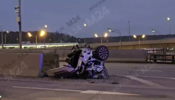 Автомобиль въехал в отбойник на Алтуфьевском шоссе