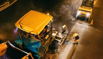 Специалисты заменят асфальт на улицах Большая Лубянка и Сретенка в Москве