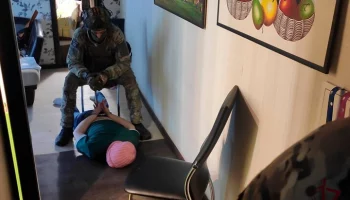 Подозреваемый в стрельбе из окна задержан в Красноярске