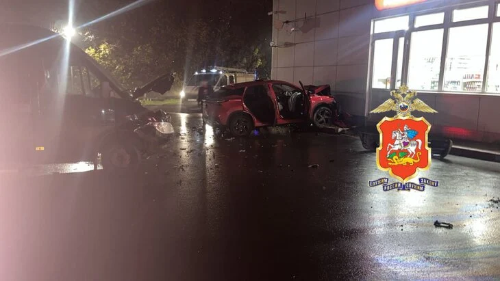 Один человек погиб при столкновении на авто со стеной здания АЗС в Кашире Один человек погиб при столкновении на авто со стеной здания АЗС в Кашире