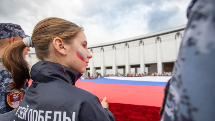 Музей Победы подготовил масштабный флешмоб и праздничную программу к Дню флага Музей Победы подготовил масштабный флешмоб и праздничную программу к Дню флага