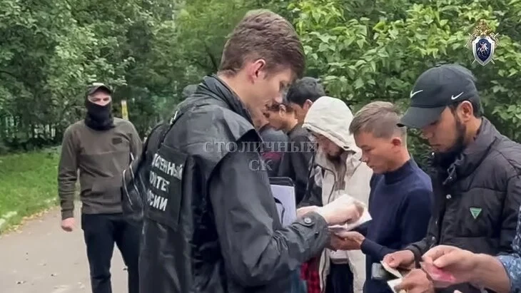 В Москве более 300 мигрантов доставлены в отделение полиции для проверки В Москве более 300 мигрантов доставлены в отделение полиции для проверки