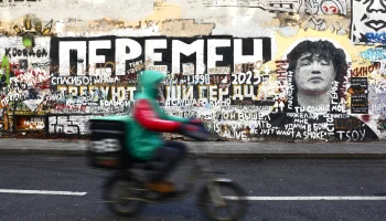 В вечность превратился миг: поклонники Цоя собрались у стены артиста на Арбате