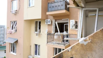 Городские службы Сочи расчищают территорию жилого дома от обломков после взрыва