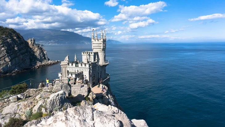 Более 2,1 млрд рублей поступило в бюджет Крыма от продажи активов украинских олигархов Более 2,1 млрд рублей поступило в бюджет Крыма от продажи активов украинских олигархов