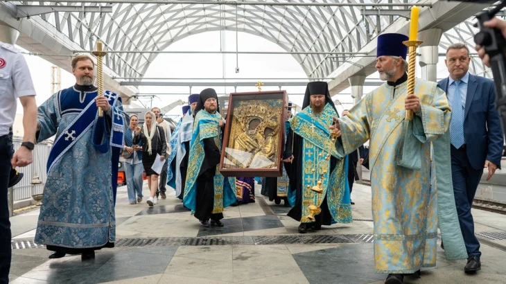 Чудотворную Тихвинскую икону Божией Матери доставили в Москву Чудотворную Тихвинскую икону Божией Матери доставили в Москву