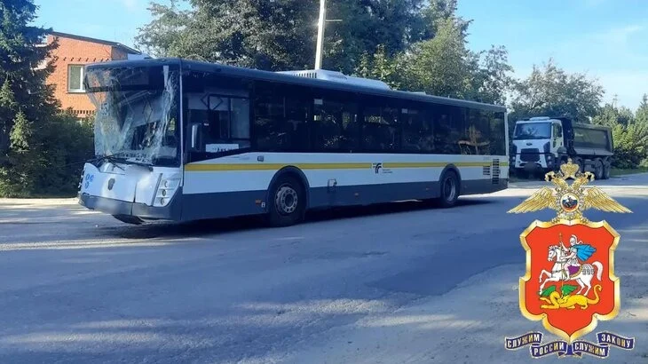Двое человек пострадали при столкновении автобуса и грузовика в Домодедове Двое человек пострадали при столкновении автобуса и грузовика в Домодедове