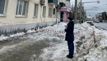 В Пензе подросток получил травмы из-за падения наледи с крыши дома В Пензе подросток получил травмы из-за падения наледи с крыши дома