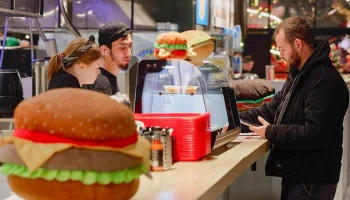 Фудкорт на Болотной площади: как город помогает ресторанному бизнесу