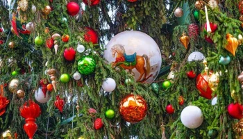 Уникальные игрушки появятся на елках в центре Москвы