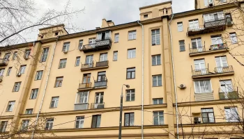 В центре столицы начались работы по капитальному ремонту жилого дома, возведенного в стиле советской