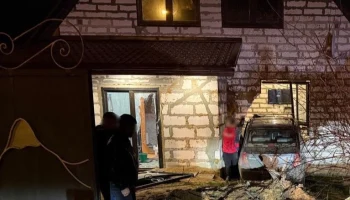 Мужчина на автомобиле въехал в частный дом в Подмосковье