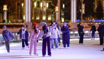 «Зима в Москве»: ВДНХ приглашает прокатиться на самом большом катке города