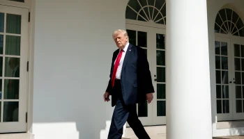 СМИ: Трамп в Рождество появился с синяками на обоих запястьях