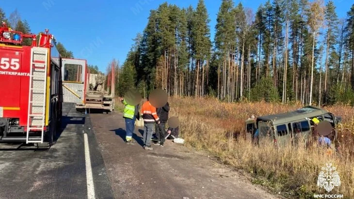 Восемь человек пострадали при столкновении микроавтобуса и грузовика в Карелии Восемь человек пострадали при столкновении микроавтобуса и грузовика в Карелии