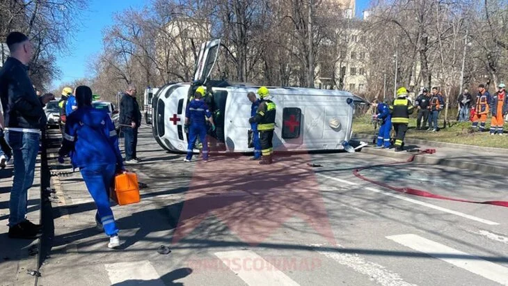 РИА Новости: три сотрудника скорой помощи пострадали в ДТП с иномаркой в Москве