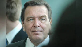 Экс-канцлер ФРГ Шредер призвал партию Шольца разработать мирный план по Украине