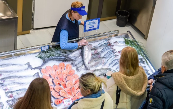 Посетителям рыбного рынка «Москва — на волне» предложили меню космонавтов Посетителям рыбного рынка «Москва — на волне» предложили меню космонавтов