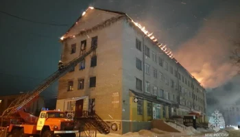 В Тульской области загорелась крыша жилого дома на площади 800 кв м