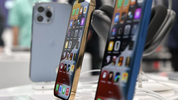 Кабмин продлил упрощенный порядок ввоза в РФ смартфонов и компьютеров Кабмин продлил упрощенный порядок ввоза в РФ смартфонов и компьютеров