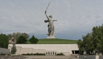Правоохранители задержали мужчин, бросивших купюру в воду на Мамаевом кургане