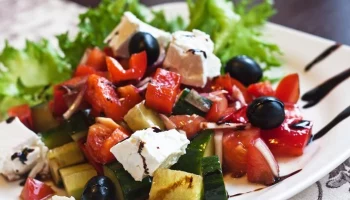 Несколько человек отравились салатами из пекарни под Волгоградом